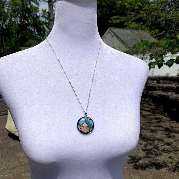 Vtg Asian Lily Floral Cloisonne Necklace and Screw Back Earring Set - Picture 3 of 13